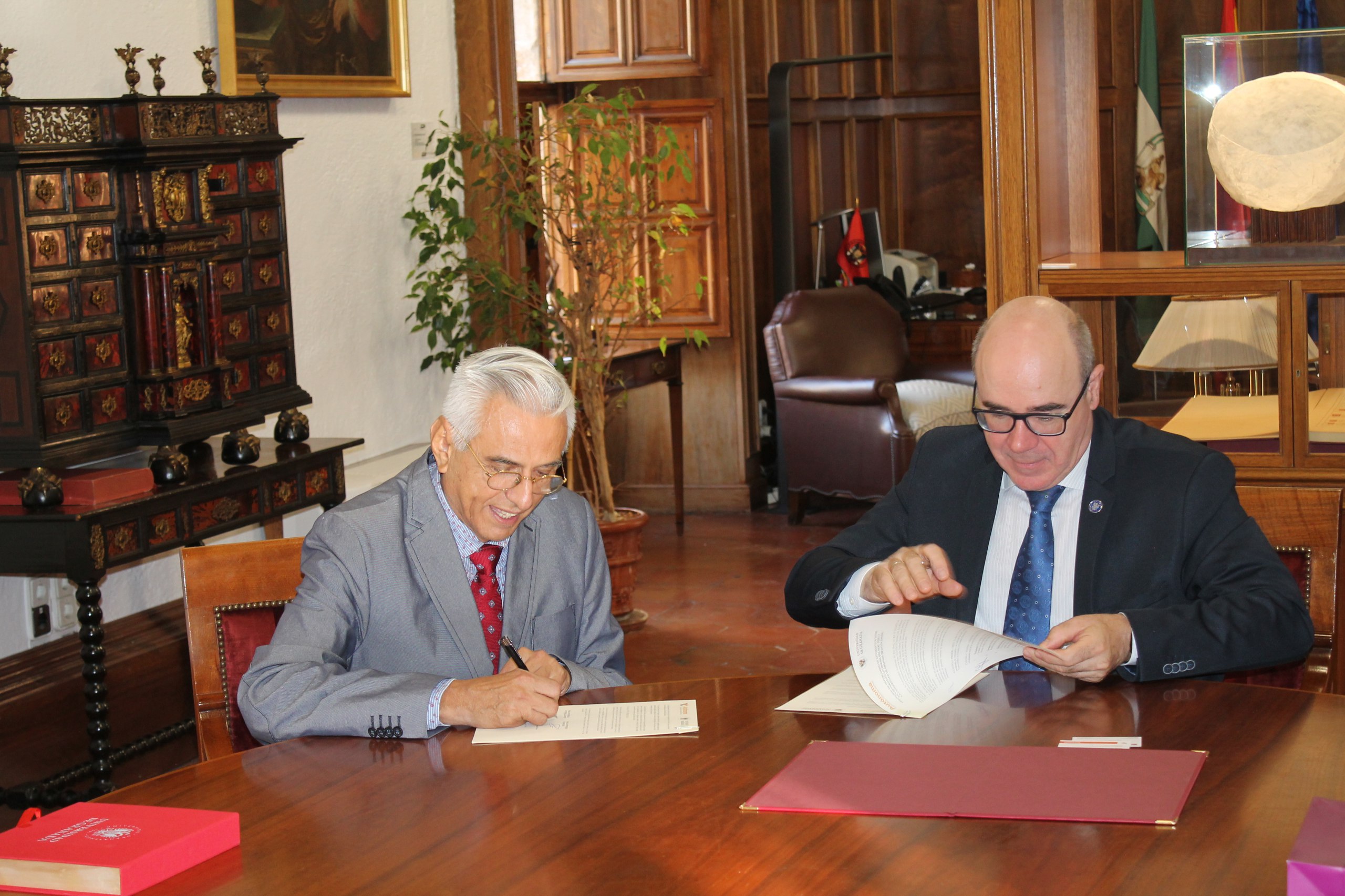 Los rectores de la Universidad Autónoma de Perú y la UGR firman un convenio de intercambio de estudiantes 